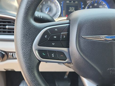 Used 2019 Chrysler Pacifica Touring image 9