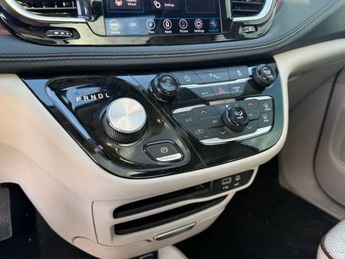 Used 2020 Chrysler Pacifica Limited image 21