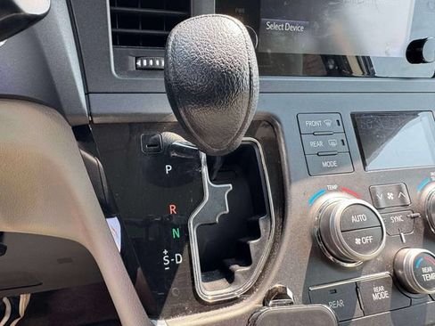 Used 2015 Toyota Sienna LE FWD image 28
