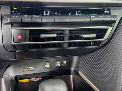 Used 2025 Toyota Camry SE w/ Convenience Package FWD image 20