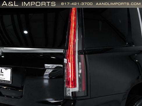 Used 2019 Cadillac Escalade Luxury image 34