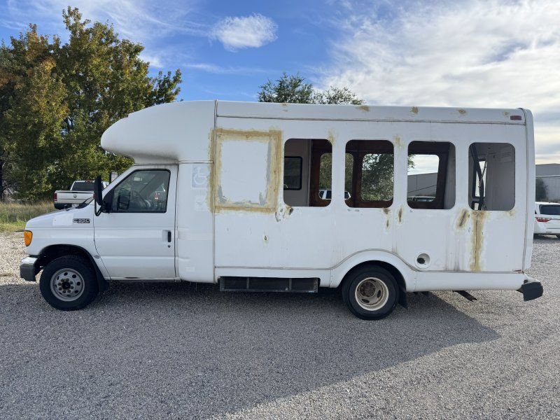 Used 2004 Ford E-350 and Econoline 350 Super Duty RWD image 2