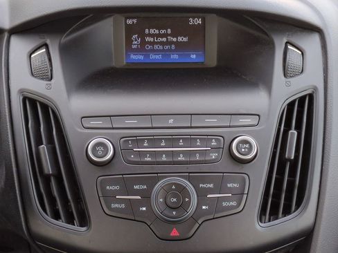 Used 2018 Ford Focus SE w/ SE Appearance Package image 17