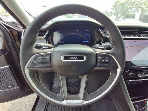 Used 2023 Jeep Grand Cherokee L Limited w/ Black Appearance Package AWD/4WD image 22
