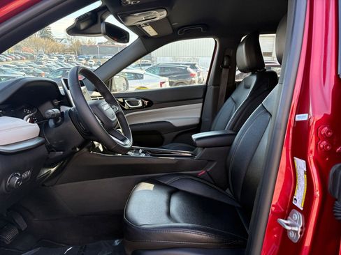 Used 2025 Jeep Compass Limited image 28