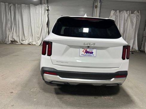 Used 2024 Kia Sorento S w/ Panoramic Sunroof Package FWD image 6