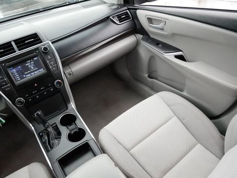 Used 2015 Toyota Camry LE image 11