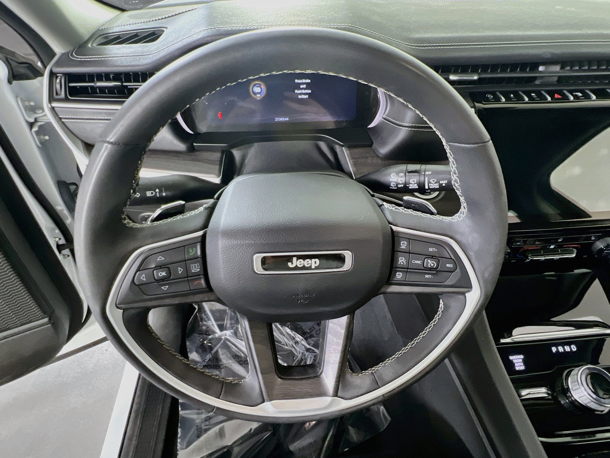 Used 2023 Jeep Grand Cherokee L Limited w/ Black Appearance Package AWD/4WD image 11
