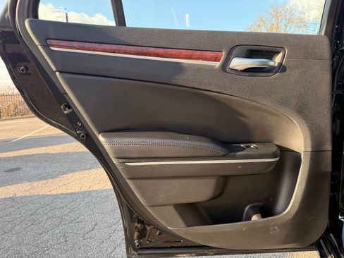Used 2014 Chrysler 300 image 23