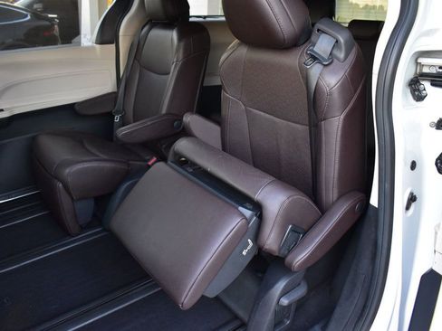 Used 2022 Toyota Sienna Platinum image 26