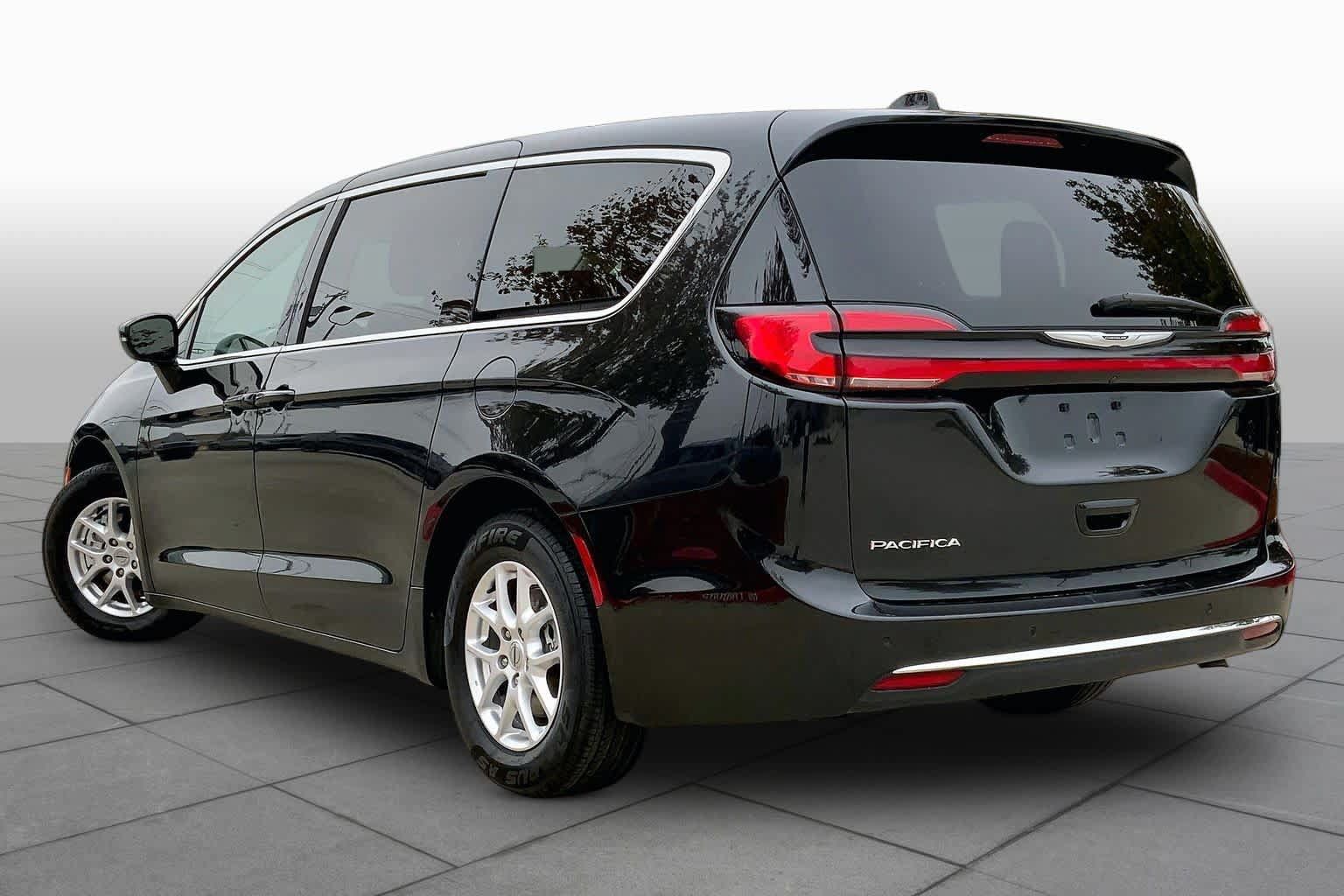 Used 2023 Chrysler Pacifica Touring-L FWD image 12