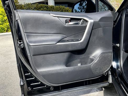 Used 2021 Toyota RAV4 XLE Premium image 19