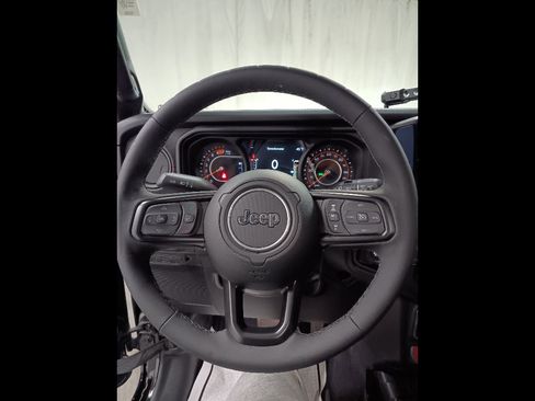 Used 2025 Jeep Wrangler Rubicon w/ Safety Group image 21