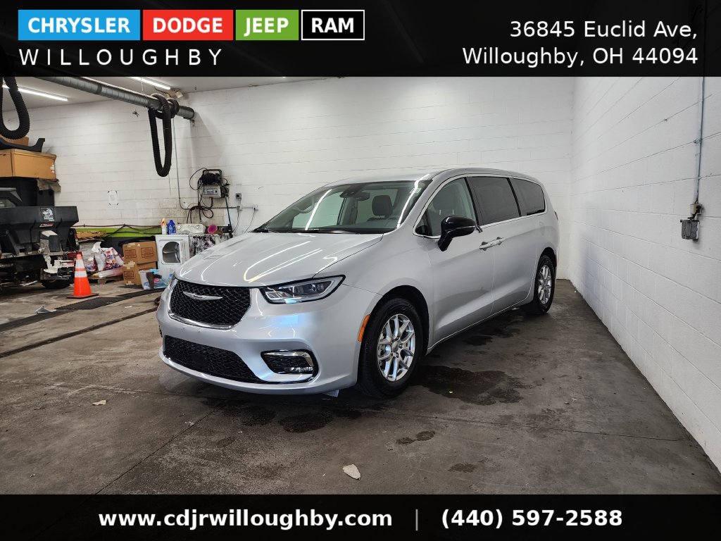 Used 2024 Chrysler Pacifica Touring-L FWD image 1