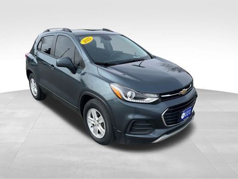 Used 2022 Chevrolet Trax LT w/ LT Convenience Package image 11
