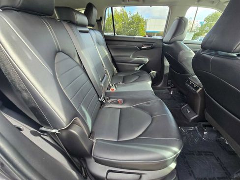 Used 2022 Toyota Highlander XLE image 14