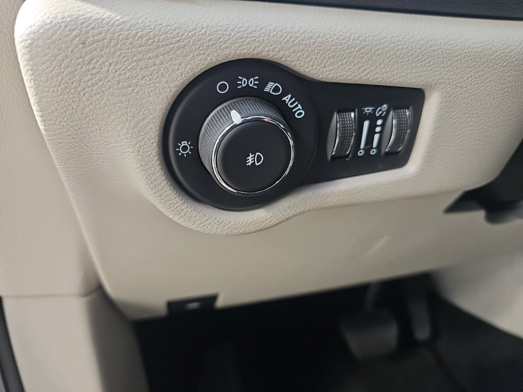 Used 2021 Chrysler Pacifica Touring FWD image 14