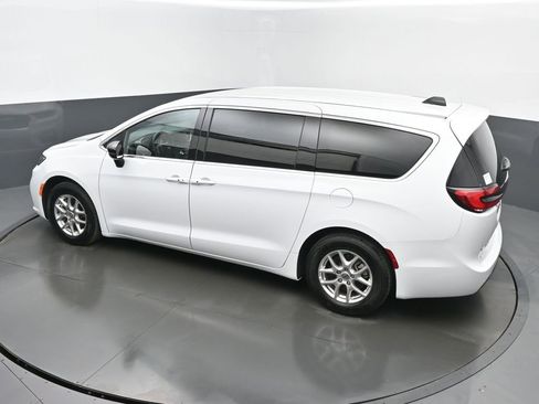 Used 2025 Chrysler Pacifica Select image 40