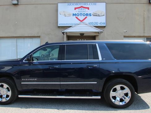 Used 2017 Chevrolet Suburban LT w/ LT Signature Package RWD image 5