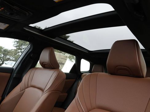 New 2025 Toyota Crown Signia image 8