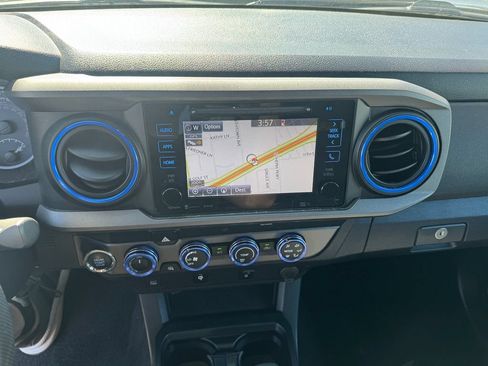 Used 2019 Toyota Tacoma TRD Sport AWD/4WD image 17