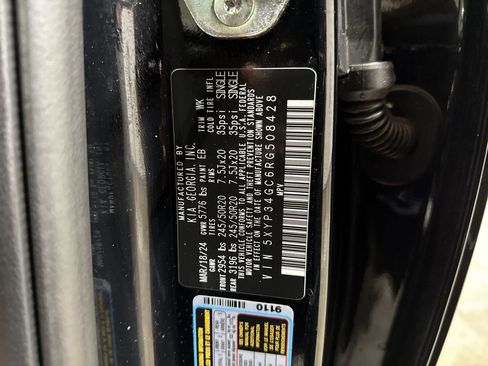 Used 2024 Kia Telluride EX w/ EX Captain's Chair Package image 29