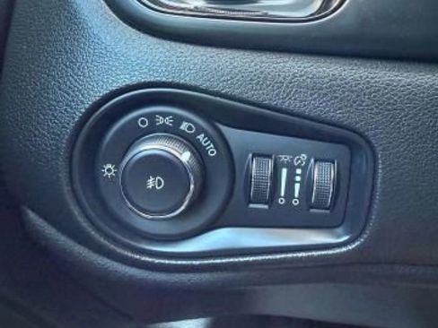 Used 2018 Jeep Renegade Altitude image 15