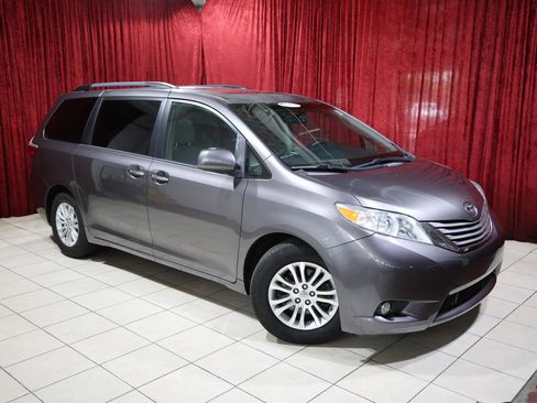 Used 2017 Toyota Sienna XLE image 2