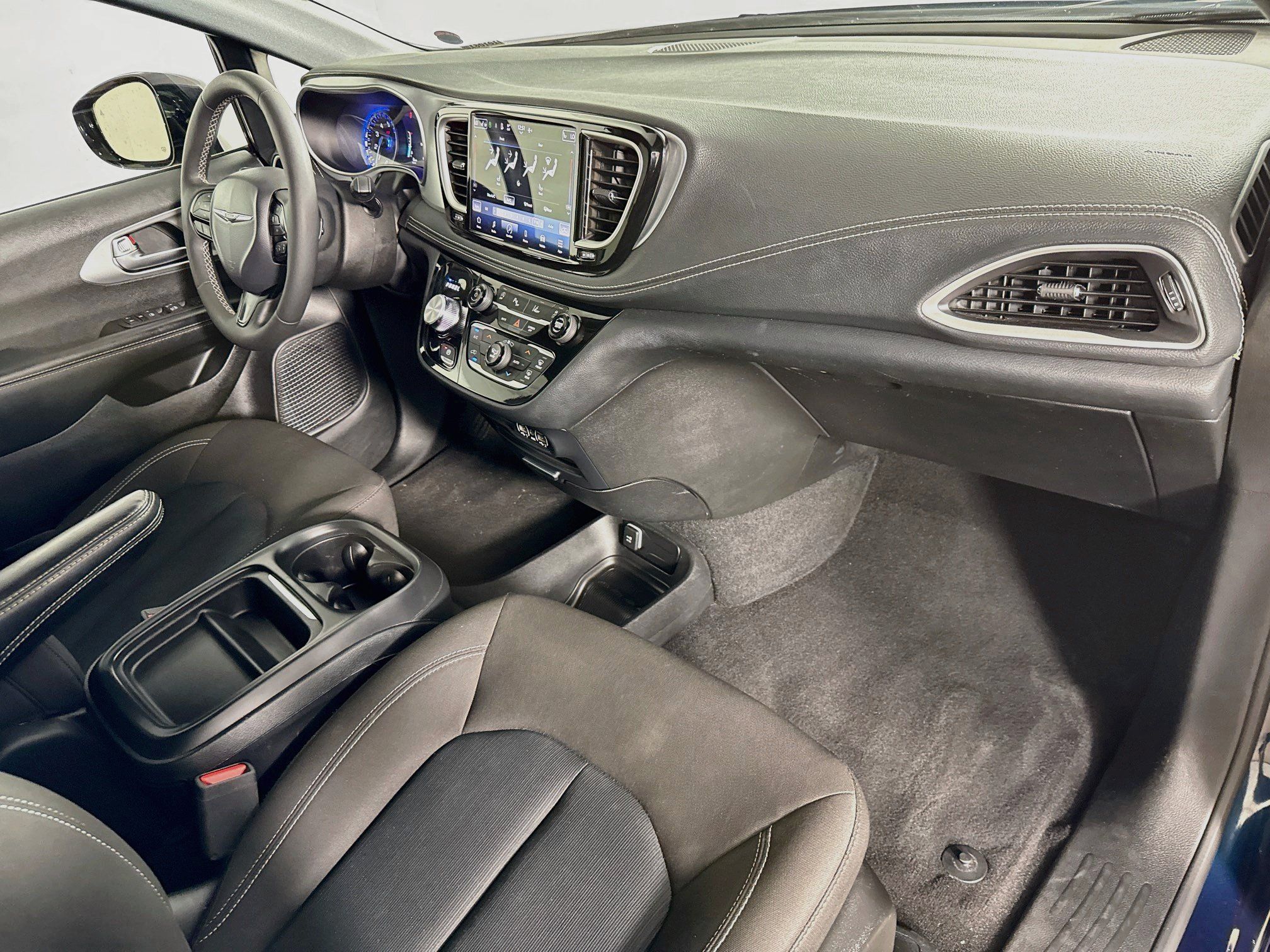 Used 2024 Chrysler Pacifica Touring FWD image 36