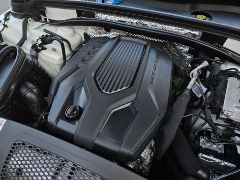 Used 2024 Porsche Macan AWD/4WD image 37