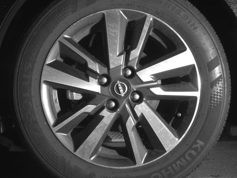 Used 2025 Nissan Versa SV image 12