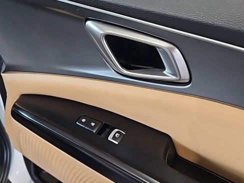 Used 2024 Kia Carnival LX image 12