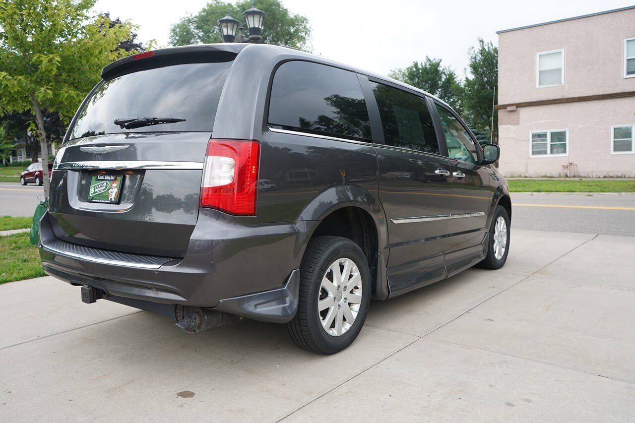 Used 2016 Chrysler Town & Country Touring w/ Driver Convenience Group FWD image 10