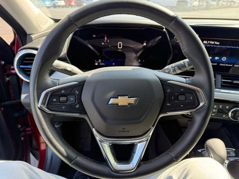 Used 2025 Chevrolet Trax LT w/ LT Convenience Package FWD image 15
