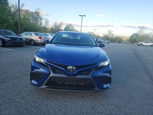 Used 2023 Toyota Camry SE image 2