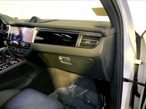 Certified 2025 Porsche Macan image 22