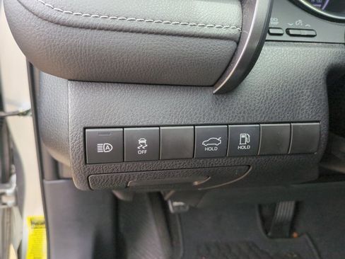 Used 2019 Toyota Camry SE FWD image 13