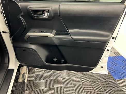 Used 2018 Toyota Tacoma Limited image 14