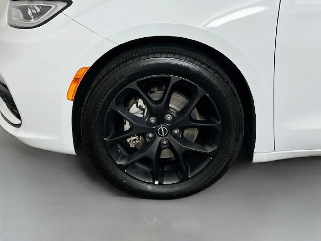 Used 2025 Chrysler Pacifica Limited FWD image 30