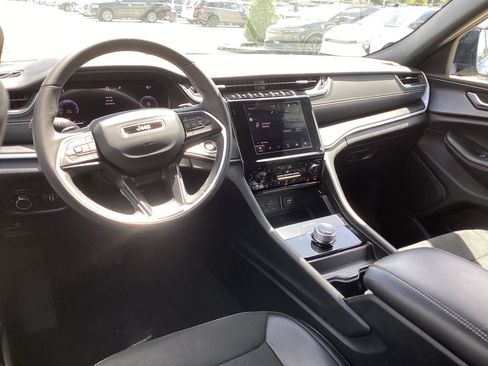 Used 2025 Jeep Grand Cherokee L Laredo RWD image 15