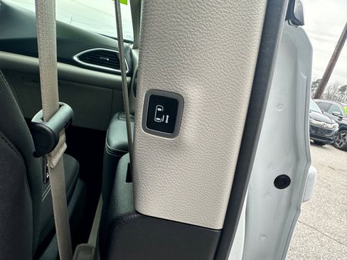 Used 2023 Chrysler Voyager LX image 23