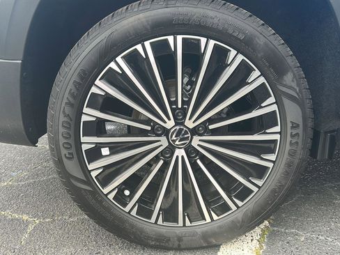 New 2026 Volkswagen Taos SE image 8