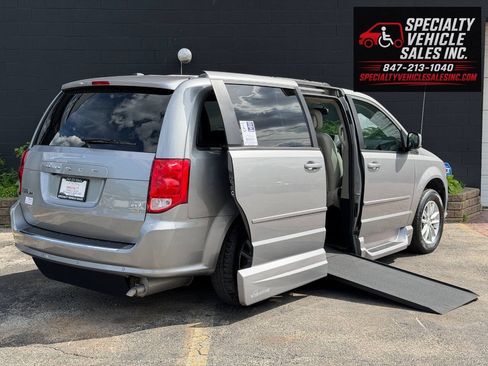 Used 2016 Dodge Grand Caravan SXT w/ UConnect Hands-Free Group FWD image 1