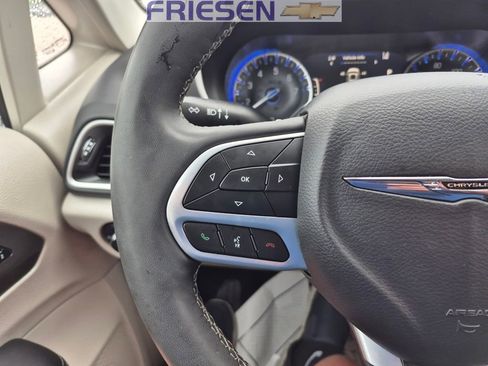 Used 2023 Chrysler Pacifica Touring-L image 14