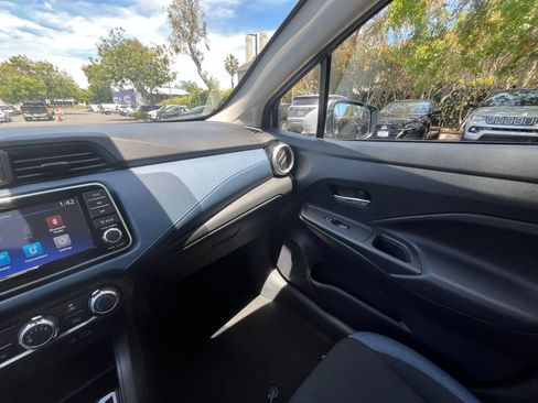 Used 2025 Nissan Versa SV FWD image 33