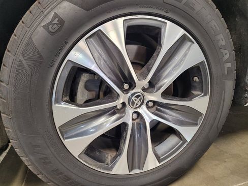Used 2020 Toyota Highlander XLE FWD image 31