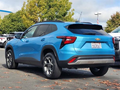 Used 2025 Chevrolet Trax LT w/ Driver Confidence Package image 8