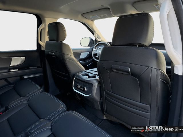 Used 2025 Ford Expedition Active AWD/4WD image 34