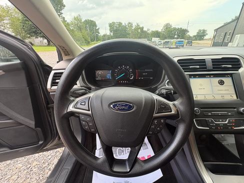 Used 2018 Ford Fusion SE w/ Fusion SE Technology Package FWD image 12