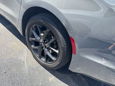 Used 2025 Chrysler Pacifica Limited image 6